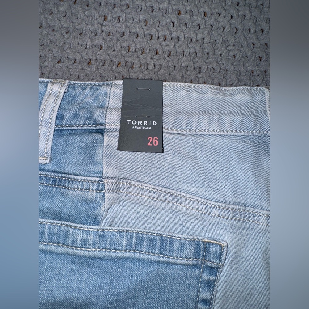 NWT TORRID Contrast Panel Mid Rise Shortie Short - Vintage Stretch Size 26 - Picture 4 of 7